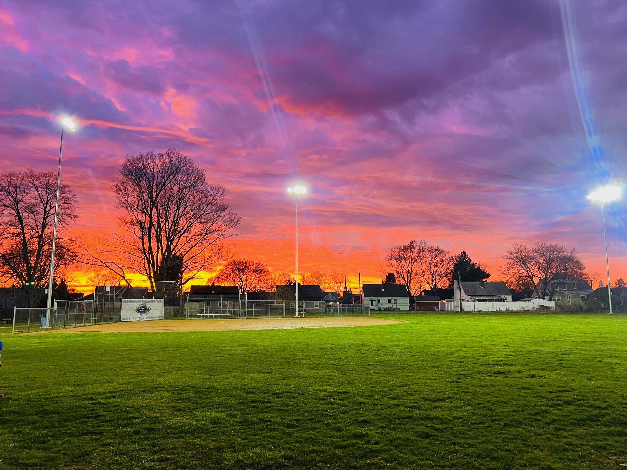 Software de gestión para clubes deportivos en un campo al atardecer